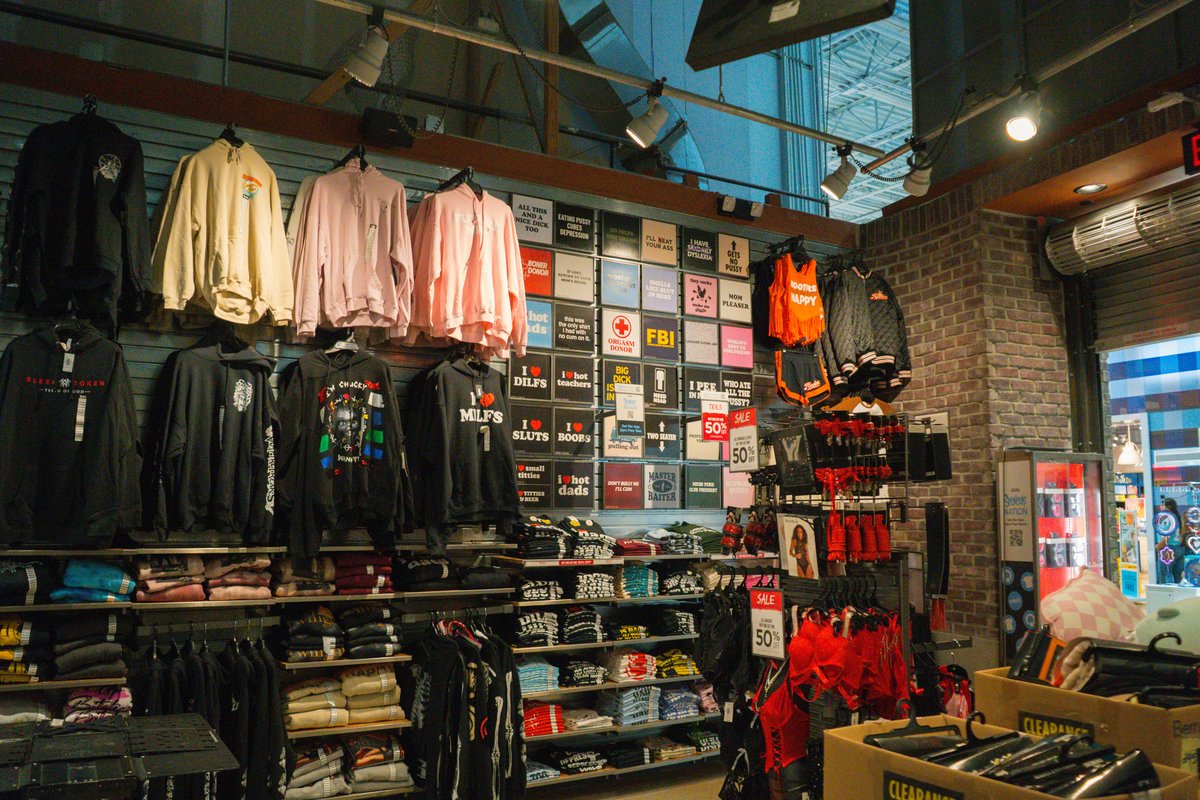Interior de una tienda de ropa con productos en exhibición