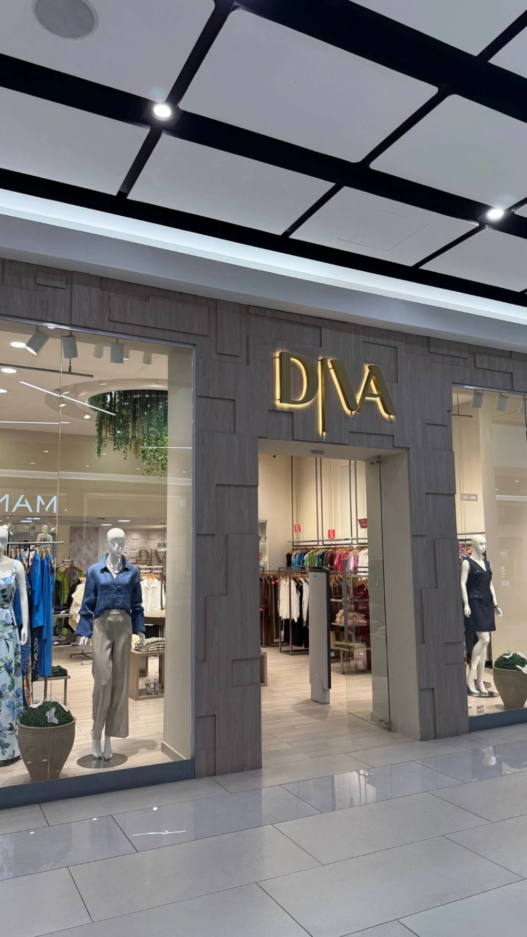 Local físico de la boutique Diva en un centro comercial de Quito, Ecuador