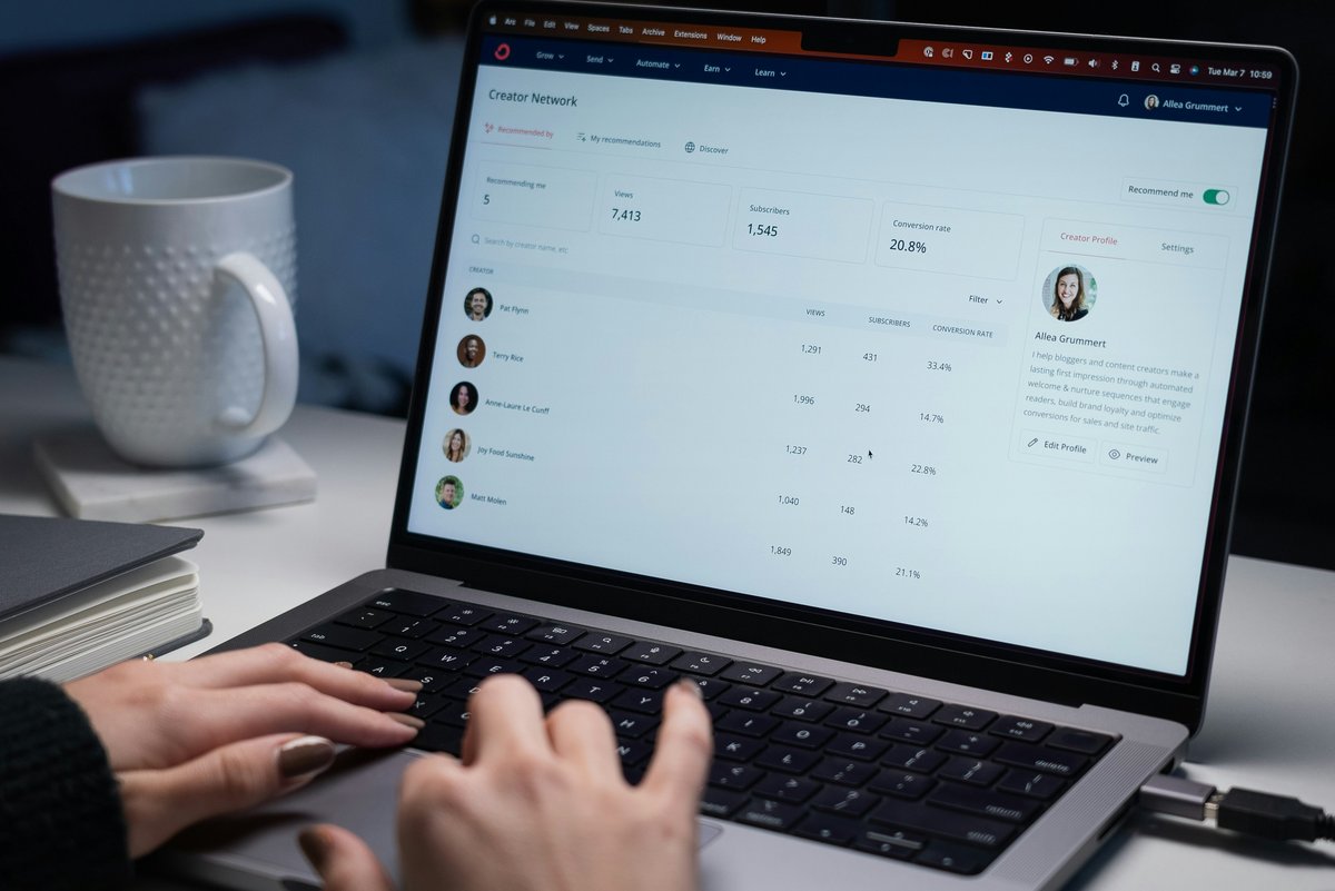 Emprendedor trabajando en su tienda online desde una laptop