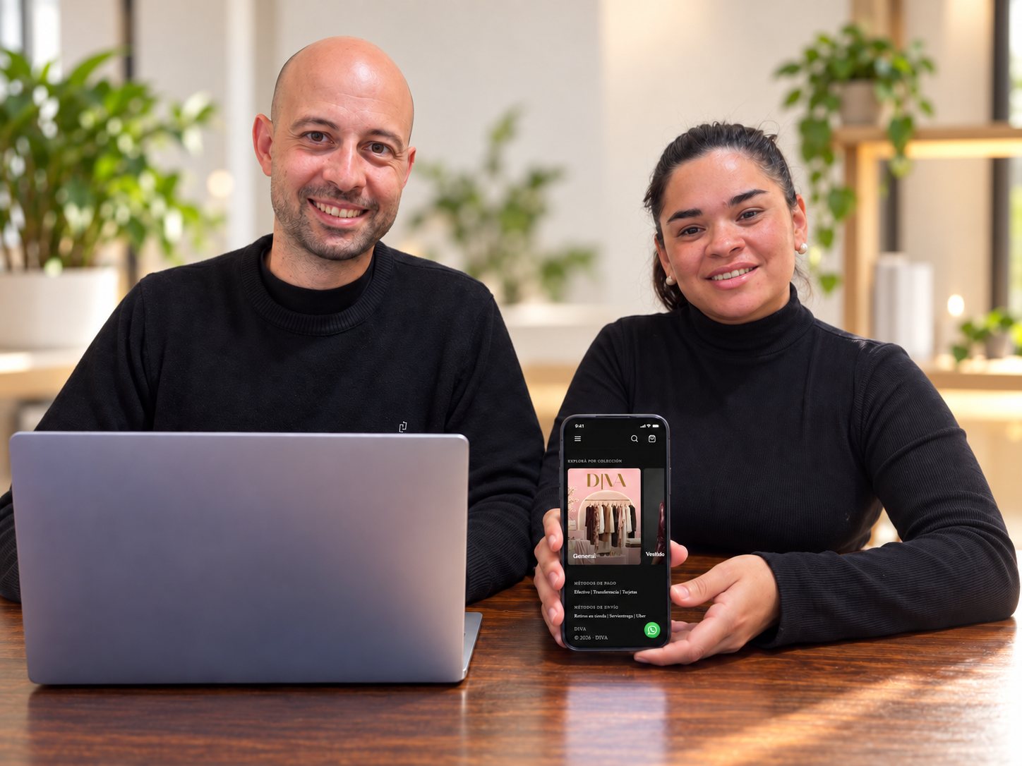 Equipo fundador de Tiendagram mostrando una tienda real desde un celular