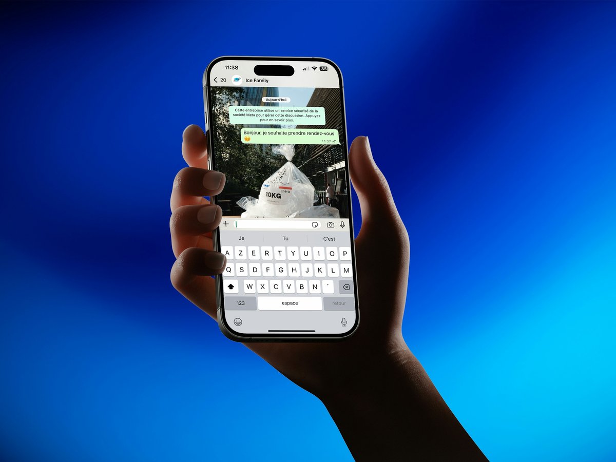 Cliente usando WhatsApp para hacer un pedido desde el celular